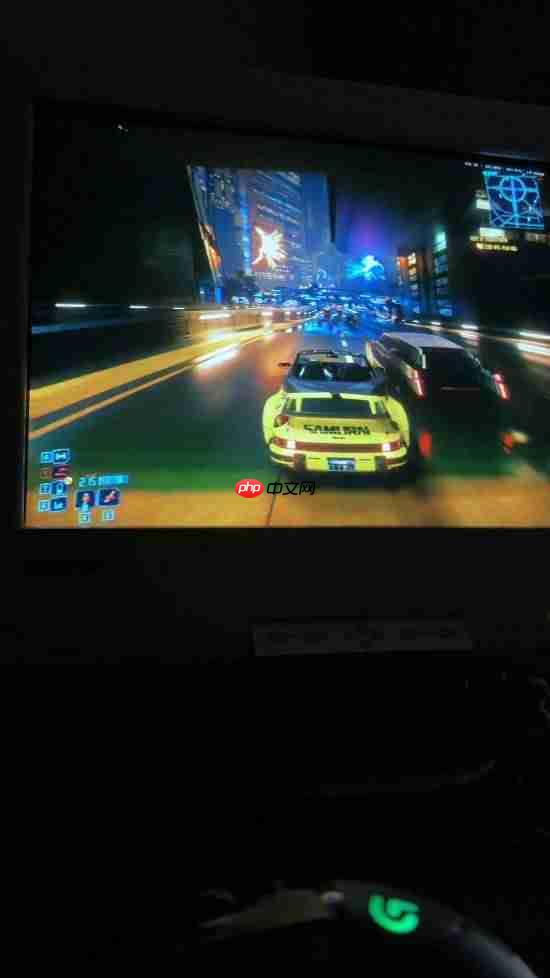 《2077》遇上老式大头显示器!运行超流畅 复古感十足