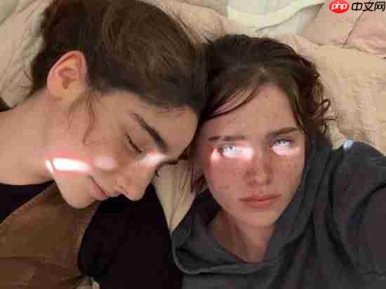 连性取向都还原了!玩家情侣COS《最后生还者》艾莉和蒂娜