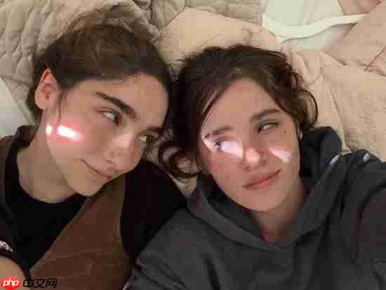 连性取向都还原了!玩家情侣COS《最后生还者》艾莉和蒂娜