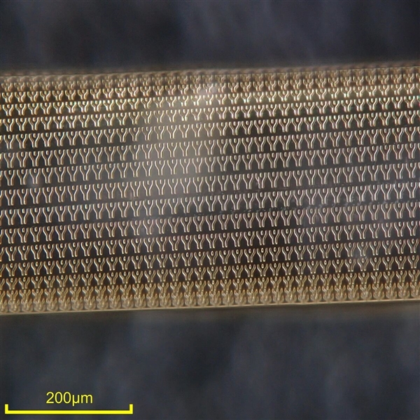 复旦团队重大突破 世界首款纤维芯片问世:大规模集成电路 卡车碾压也不怕