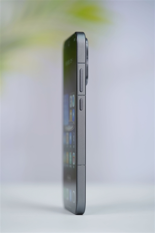 透明RGB光环 辨识度拉满！真我Neo8图赏