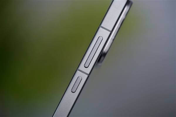 透明RGB光环 辨识度拉满！真我Neo8图赏