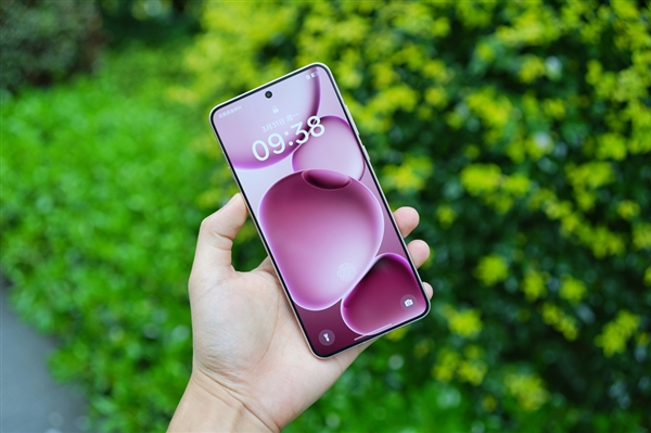 OPPO Find X9 Ultra渲染图出炉：金属+皮革双拼设计 神似相机