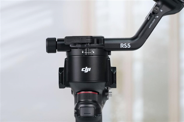新一代相机增稳利器！大疆DJI RS 5手持云台稳定器图赏