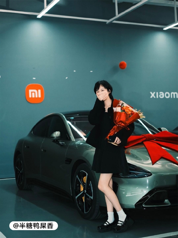 雷军晒喜提小米新车的车主：小姐姐一个比一个漂亮