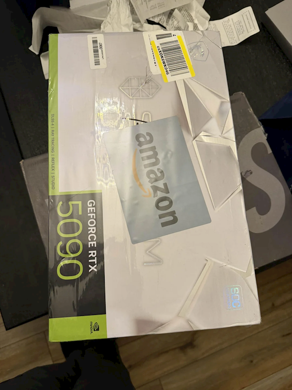 网购RTX 5090 到手却是浴巾裹石头!