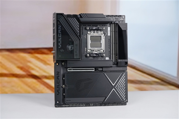 刷新超频记录!七彩虹iGame X870E Vulcan OC V14图赏