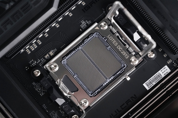 刷新超频记录!七彩虹iGame X870E Vulcan OC V14图赏