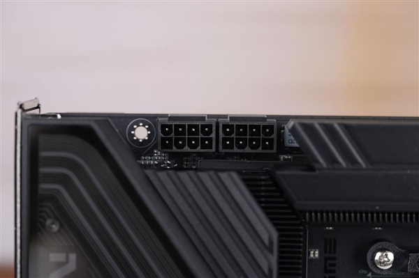 刷新超频记录!七彩虹iGame X870E Vulcan OC V14图赏