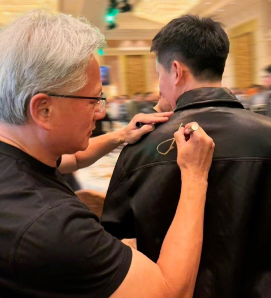 英伟达员工晒年会最牛年终奖：黄仁勋亲笔签名的皮衣