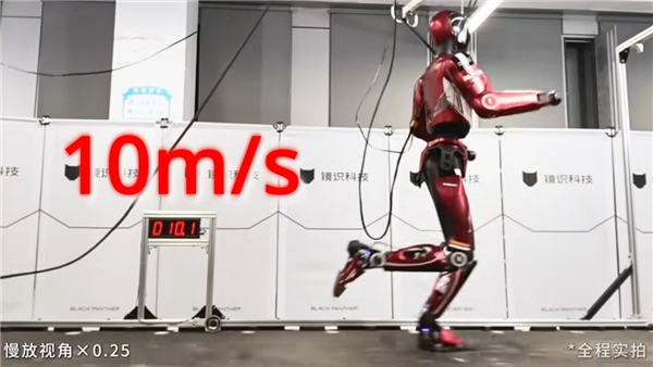 10m/s全球最快人形机器人！镜识科技Bolt正式发布 创始人亲自PK跑步被KO