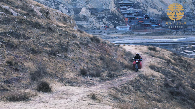 年年岁岁回望启程，时间的流转与亲情的深度探索